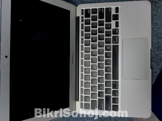 MacBook Air A1465 i5, 4GB RAM, 60GB SSD